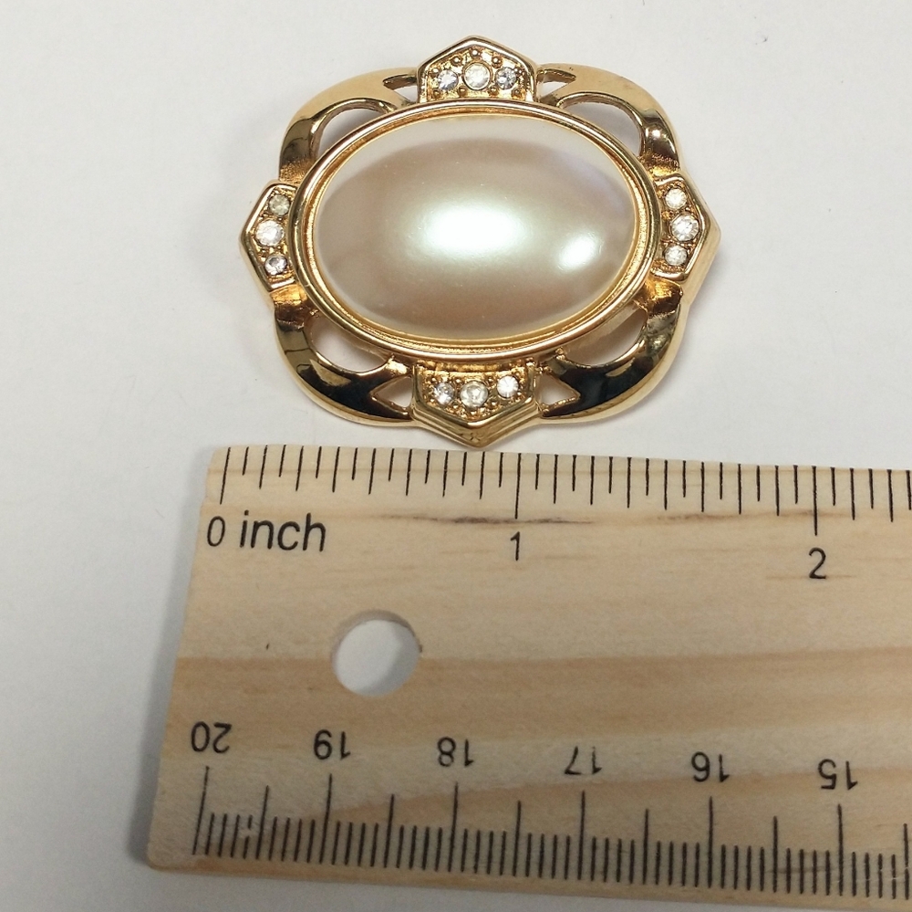 Vintage Monet Faux Pearl Crystal Gold Tone Large Brooch Elegant Pin Signed - Picture 6 of 6